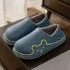 Pantuflas de algodón impermeables para hombre, para uso en interiores en casa, modelo nuevo 2022, antideslizantes, zapatos de algodón de talón cerrado, estilo lindo para hombre para otoño e invierno, adecuados para usar al aire libre