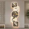 Relógio de Parede Moderno de Luxo Leve para Corredor de Entrada Hall dos Nove Peixes Passagem Silenciosa Relógio para Sala de Estar Pintura Relógio com Toque de Alto Padrão Luminária de Parede
