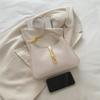 Bolsa Tendência Design de Nicho Estilo Coreano para Mulheres Outono e Inverno 2026 Nova Bolsa de Mão Texturizada Bolsa de Ombro com Fecho de Fivela Bolsa de Ombro Fashion