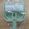 Conjunto de vassoura e pá de lixo para mesa mini carro vassoura pequena escova de limpeza de computador escova de teclado de duas peças conjunto de duas peças