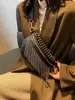 Bolsas casuales estilo coreano al por mayor para mujer, bolso cruzado de cintura de moda 2026 con correa ancha, remaches texturizados y borlas, bolso de hombro