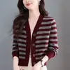 26 Novo cardigã de tricô listrado retrô, uma peça versátil e fashion para primavera e outono, com um design solto e estiloso que te deixa mais jovem. Suéter feminino
