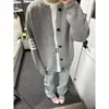 Cardigã de tricô texturizado com gola redonda em cinza com quatro listras nas mangas, simples e casual, respirável e macio