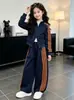 Conjunto de Roupa Casual Estiloso para Meninas 2026 Novo Estilo para Crianças Médias e Maiores Conjunto de Duas Peças com Jaqueta Listrada e Calça Esportiva Roupas de Outono para Crianças Tendência