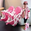 Tênis de Skate para Meninas Tênis Esportivos da Moda 2026 Primavera/Outono Novo Estilo Crianças de Tamanho Médio a Grande Solado Macio Antiderrapante Tênis Casuais Tênis Esportivos Infantis