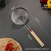 Aço Inoxidável Cabo de Madeira Duas Alças Grelhas de Óleo Utensílios Domésticos de Cozinha Rede para Fritar Macarrão Vazamento Filtro de Rede para Leite de Soja Suco Atacado