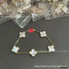 Pulseira Trevo de Quatro Folhas V-Gold Esculpida em CNC com Cinco Folhas, Banhada em Ouro Amarelo Rose 18K, Design com Pedras Laser-Diamante Vermelhas, Azuis e Roxas