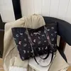 Bolsa feminina estilo grafite 2026 nova moda estudante universitário versátil bolsa de ombro bolsa tote de grande capacidade