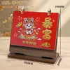 Nuevo calendario de escritorio de madera 2027, con un diseño rojo para el Año del Cordero, admite embalaje en caja de regalo personalizada y es adecuado para su uso como calendario de escritorio en la oficina.