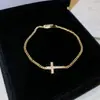Pulsera de cruz minimalista de circón estilo Ins, un accesorio simple y moderno que complementa cualquier atuendo, con un diseño único