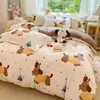 Nuevo juego de ropa de cama de cuatro piezas de terciopelo de leche estampado de grado A para bebé y maternidad 2026, diseñado para uso doméstico, con un estilo fresco y sencillo, que proporciona calidez y grosor extra, adecuado para dormitorios en invierno.