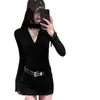 Vestido Preto de Outono Sexy Estilo Maduro com Decote em V Franzido e Mangas Longas com Toque de Luxo, Slim-Fit com Detalhes de Fita e Saia Curta Bodycon