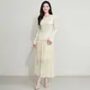 Traje Plisado para Mujer en Color Beige con Incrustaciones de Malla Transparente, Conjunto de Dos Piezas con Top Plisado y Falda Larga Estilo Europeo y Americano 2026