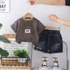Conjunto Casual de Verão com Manga Curta para Meninos 2026 Novo Estilo Estiloso Estampado Folhagem Roupas para Meninos Conjunto de Duas Peças Moderno e Descolado