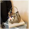 Bolso Cubo de Diseñador Coreano de Nicho para Mujer, Nuevo Modelo 2026, Patrón de Lichi, Sensación Simple y de Alta Gama, Bolso de Hombro y Cruzado para Viajes Diarios