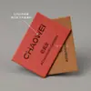 Etiquetas de Cuero Personalizadas, Marcas de Ropa, Estampado en Caliente y Logo en Relieve, Accesorios de Equipaje Hechos a Medida, Venta al por Mayor para Fabricantes, Imitación de Cuero PU