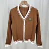 Outono e Inverno Novo Tricô Torcido Solto Estilo College Cardigan Bordado com Letras Coloridas Casaco Suéter Elegante de Manga Comprida