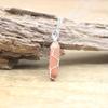 Explosiones Europeas y Americanas Piedra de Cristal Natural Prisma Hexagonal Collar Hecho a Mano con Enrollado Doble Punta de Gema Colgante de Piedra Original Colgante