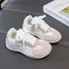 Zapatillas de entrenamiento alemanas para niños, nuevo modelo de otoño 2026 para niños y niñas, versión coreana de zapatillas deportivas de malla transpirable con suela suave y zapatos casuales antideslizantes