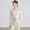 Conjunto de yoga de dos piezas de nuevo estilo para mujer con almohadillas en el pecho, traje de entrenamiento de Pilates y fitness ajustado de manga larga al por mayor