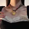 Collar con Colgante de Sol a Cuadros Retro Diseño de Nicho para Mujer Collar Gargantilla de Lujo Accesible Accesorios Estilo Bohemio