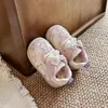 Sapatos de caminhada para bebê, nova coleção primavera/outono 2026, tênis casuais com solas macias e características antiderrapantes, sapatos esportivos fofos para crianças