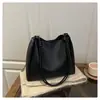 As Bolsas Populares para Mulheres Deste Ano São Bolsas de Ombro de Moda Retrô de Grande Capacidade para o Novo Outono e Inverno com Bolsas Balde Versáteis de Pu Macio