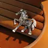 Broche de Pônei em Resina Cravejado com Diamantes do Ano Zodiacal, Novo Estilo Chinês Retro Elegante Versátil, Acessório de Luxo Leve de Alta Qualidade para Mulheres