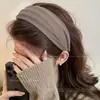 2026 Nuevo Estilo Diadema de Mujer Plisada de Ala Ancha Sensación de Alta Gama Cubre la Parte Superior del Cráneo Hace que la Cara se Vea Más Pequeña Cubre la Raya del Cabello Pinza para el Cabello Accesorio para el Cabello