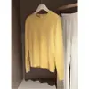 Ropa de mujer estilo europeo para exportación: un suéter de punto color amarillo cremoso, de manga larga, cuello redondo, hecho de pelo de mapache, perfecto para otoño e invierno, que ofrece un ajuste suave, cómodo y relajado