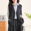 Chaleco de punto con cuello en V para mujer, otoño 2026, cárdigan sin mangas bordado de dibujos animados, chaleco suéter casual en capas