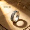 Joyería de plata de alta calidad con un diseño único: un anillo de plata de ley 999.9 con un diseño de hoja de ginkgo en relieve, con el Sutra del Corazón inscrito en ambos lados