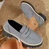Mocasines Casuales Gruesos de Suela Gruesa Transfronterizos Europeos y Americanos Talla Grande Estilo Británico Zapatos de Mujer Retro Casual Gamuza Venta al por Mayor Talla Grande