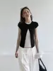 TGGTA Camiseta Preta Falsa de Duas Peças com Ombro Normal de Manga Curta para Mulheres Verão 2026 Novo Design com Senso de Moda Slim Fit Cropped