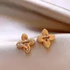 Brincos Exclusivos de Ouro Vazado com Zircônia em Forma de Trevo de Quatro Folhas, Estilo Único e de Nicho, Joia de Orelha Elegante e de Luxo Leve