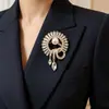 Elegante broche de girassol com detalhes de pérolas, apresentando zircônia cúbica de alta qualidade, perfeito para adicionar um toque de sofisticação à lapela de um terno ou casaco.