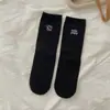 Nuevos calcetines de otoño e invierno estilo coreano ins, a media pantorrilla, con bordado de cachorro de dibujos animados y la letra AB en el talón, asimétricos para pies izquierdo y derecho
