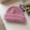 Atacado de fábrica de gorros de tricô prontos para envio, simples, macios e aconchegantes para homens e mulheres, com mistura de lã para calor adicional e proteção para as orelhas no inverno.