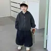Conjunto de tres piezas para niño de otoño: chaqueta a rayas con capucha y pantalones de pierna ancha, nuevo estilo 2026, atuendo infantil holgado y casual