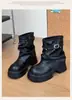 Botines negros de plataforma gruesa para mujer, que aumentan la altura, sin cordones, diseño versátil de moda otoño 2026 con hebilla de cinturón, Botas tipo Martin