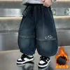 Pantalones de Niño Invierno 2026 Nuevo Estilo Pantalones Largos de Mezclilla Gruesos y Cálidos para Niños Pantalones Banana Elegantes con Forro de Terciopelo