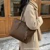 Nova bolsa tote feminina vintage de grande capacidade, bolsa de ombro estilosa e moderna, bolsa versátil de couro PU para sob o braço para mulheres