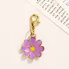 Llavero de aleación esmaltada con margarita y flor pequeña, colgante de amuleto transfronterizo, fresco, para bolsos de niñas, llavero de flor