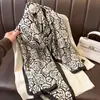 Ciudad de Yiwu Youhu Primavera y Verano Alta Gama Versátil Seda Imitación Delgado Bufanda Moda Clásica Larga Bufanda Venta al por Mayor