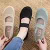 Zapatos de malla transpirables de verano para mujer con suelas suaves, zapatos de tela del viejo Pekín antideslizantes, zapatos tipo "mom" de tejido fly-knit, zapatos de vestir planos de tacón bajo