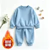 Conjunto básico de duas peças para crianças, com moletom forrado de fleece estilo coreano, cor sólida, e calça de cintura elástica, comprimento até o tornozelo, disponível em várias cores, um conjunto quente para outono/inverno
