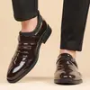 Venta al por mayor transfronteriza de zapatos de cuero de vestir para hombre de talla grande, con acabado brillante, diseño sin cordones y punta cuadrada estilo británico, perfectos para uso formal y como zapatos de boda para el novio
