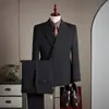 Terno Masculino Fino para Primavera e Verão com Toque de Luxo, Corte Slim, Feito de Lã Merino, de Botão Único, Adequado para Casamentos e Padrinhos