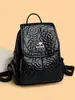 Mochila Feminina de Luxo 2025 Nova de Grande Capacidade Fashionável Couro Macio Mochila para Estudante Universitário Bolsa Escolar Pequena Simples Tendência