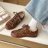 Tênis de treino alemães color block com estampa de leopardo para mulheres, nova coleção outono 2026, tênis casuais com cadarço e sola reta, sapatilhas femininas versáteis de bico redondo